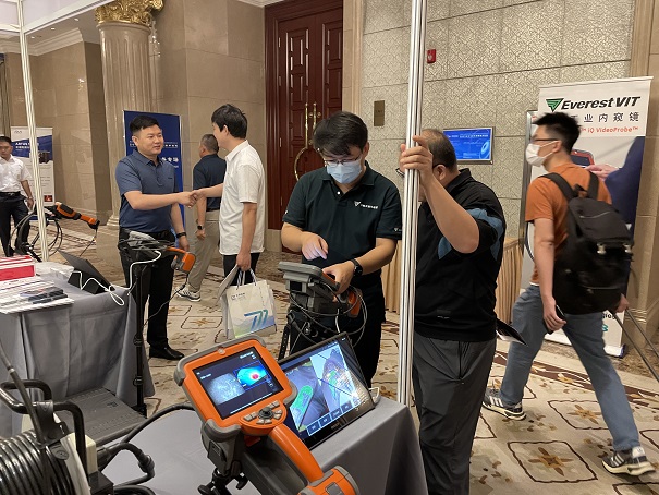 韋林團隊在現場介紹韋林工業(yè)內窺鏡的相關知識